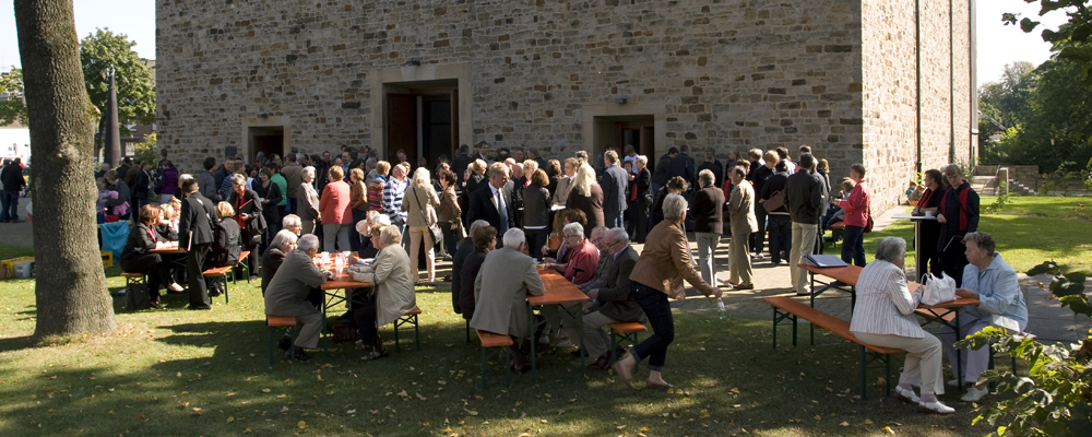 Fest vor der Kirche