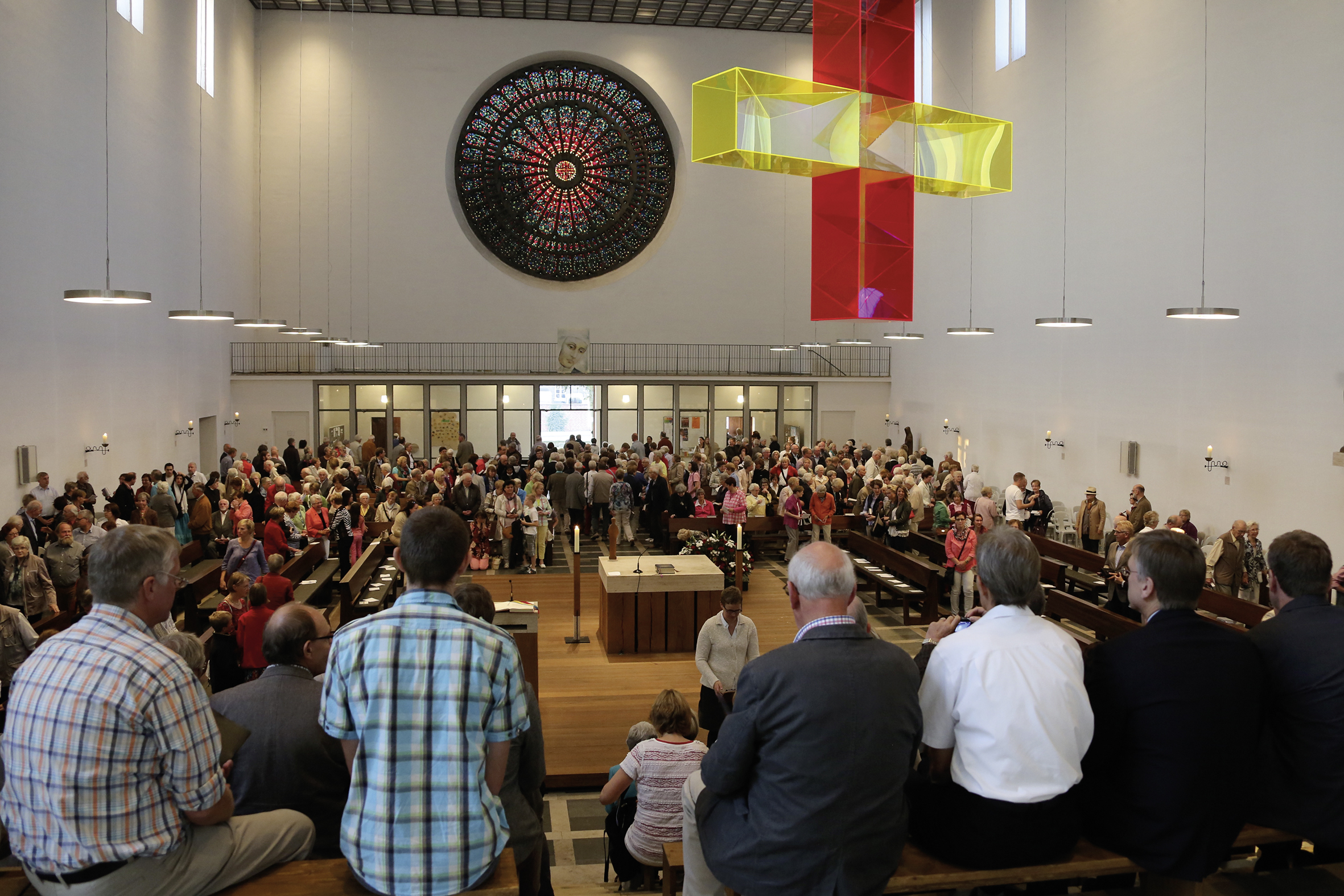 Gottesdienst viele Menschen